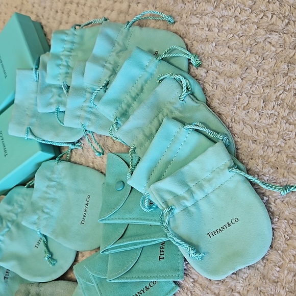 TIFFANY&CO GIFT BAGS&BOXS - Picture 2 of 3